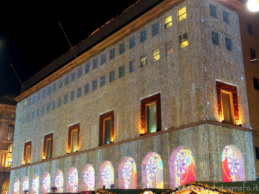 Milano - Il palazzo della Rinascente con le luci natalizie